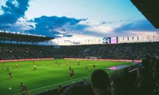 爱游戏平台-曼联主场优势明显，球迷期待逆转奇迹