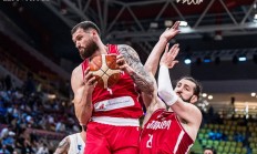 爱游戏官网入口-雄鹿不敌马刺，悉数用尽全力