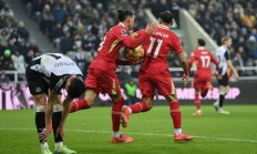 爱游戏登录-欧冠激战正酣，球员拼尽全力角逐胜利的简单介绍