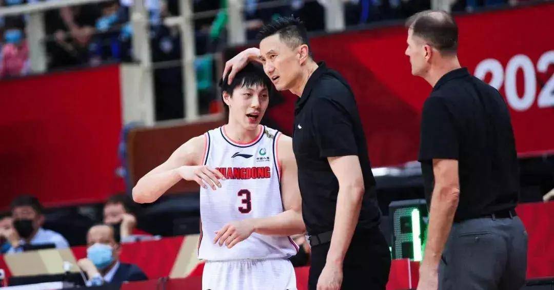 关于新赛季CBA球员转会潮汹涌，球队整体实力加强的信息