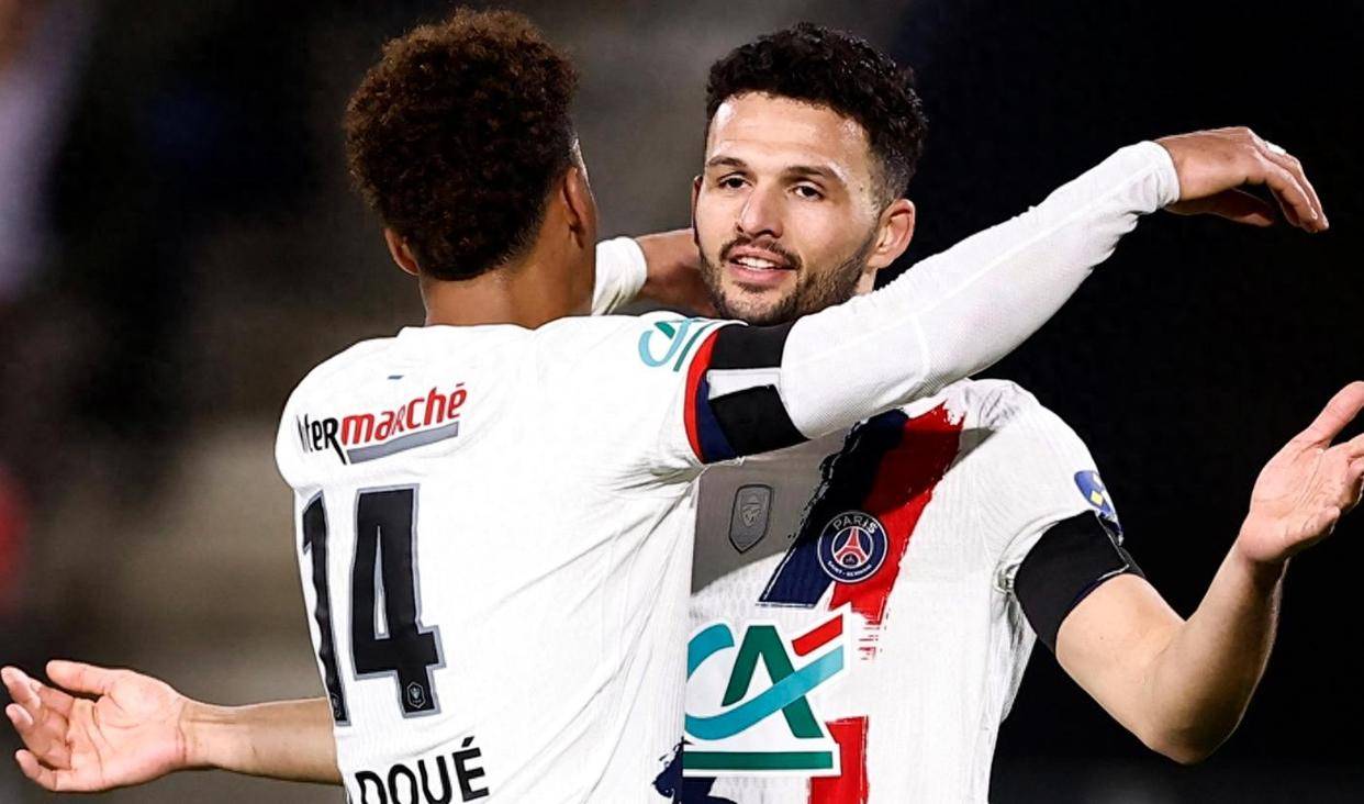 一名球员在比赛中取得帽子戏法，帮助球队获胜