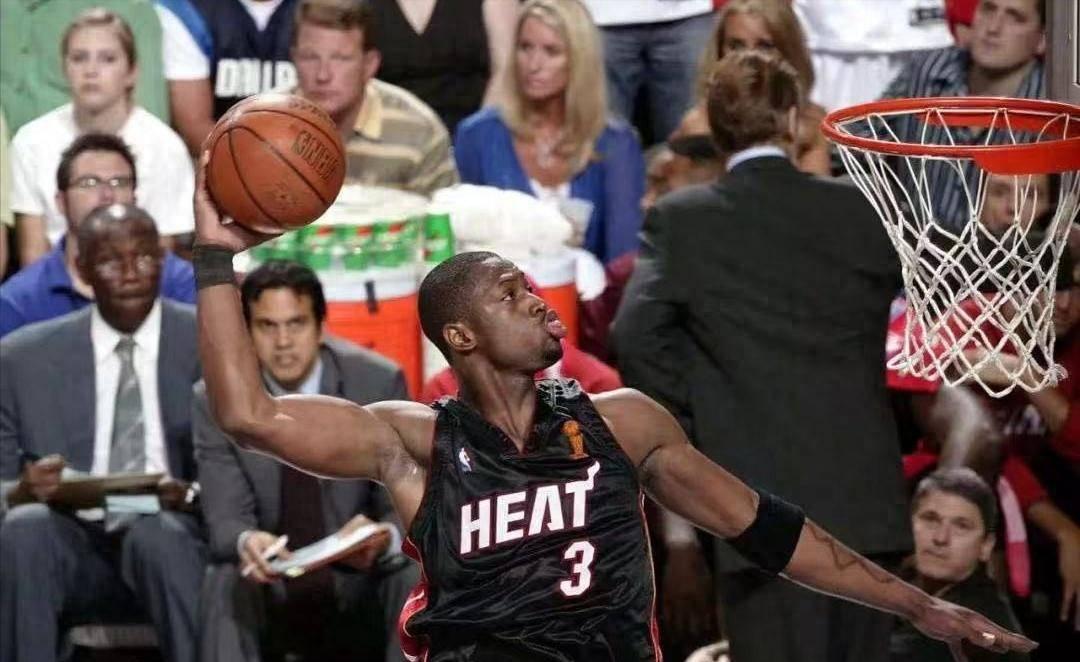 包含韦德回归感动球场，带队逆转夺取胜利！的词条