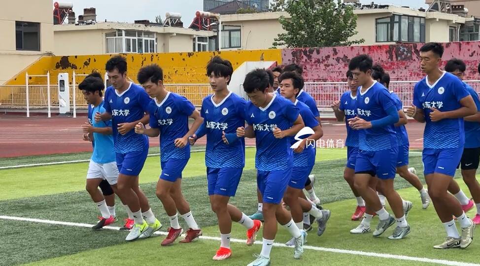 包含足球赛事热火朝天，球队实力对话激烈的词条