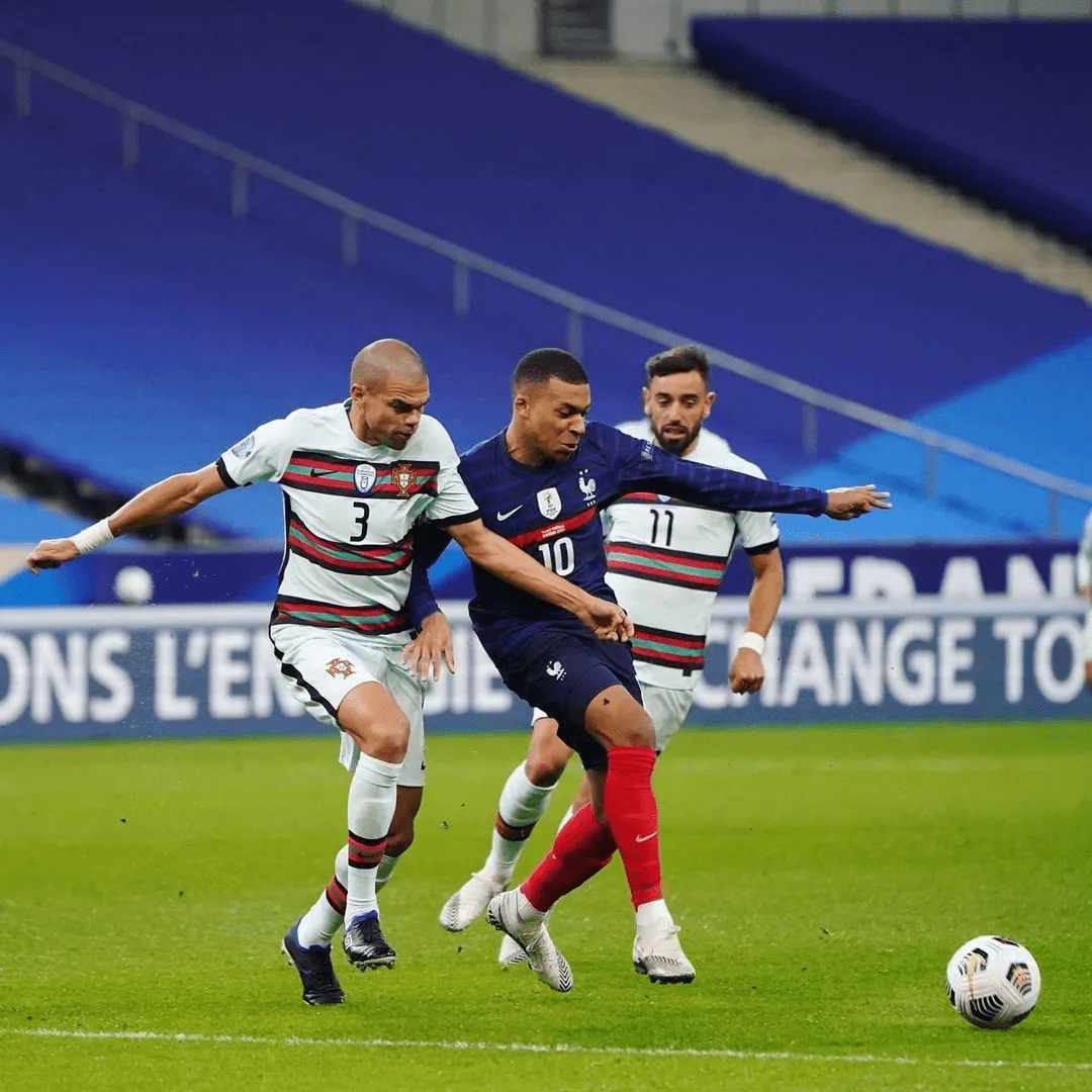 法国凭借客场胜利力压瑞典，反超领先位置的简单介绍