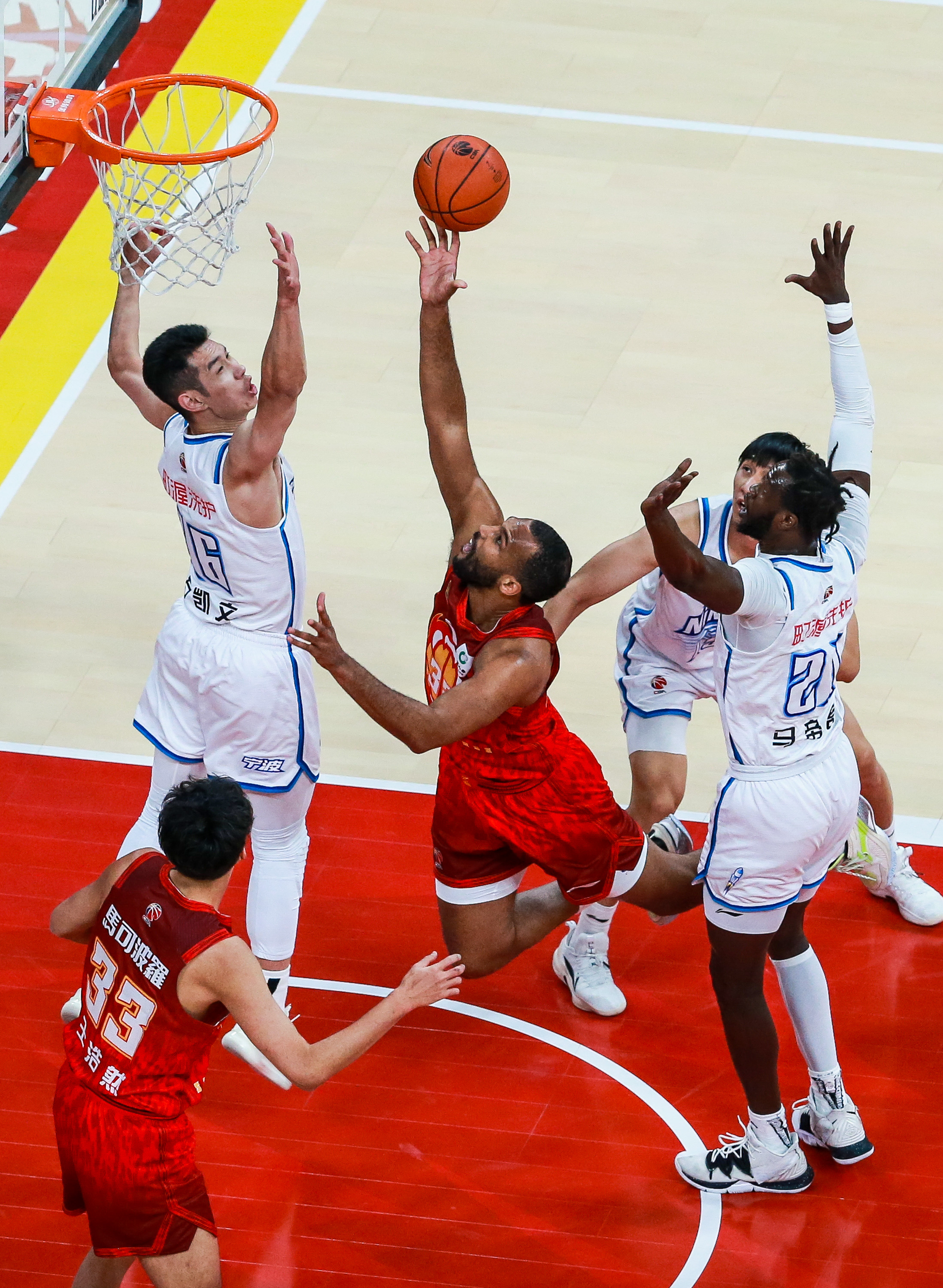 篮球比赛决赛陷入尴尬场面，盛况不再