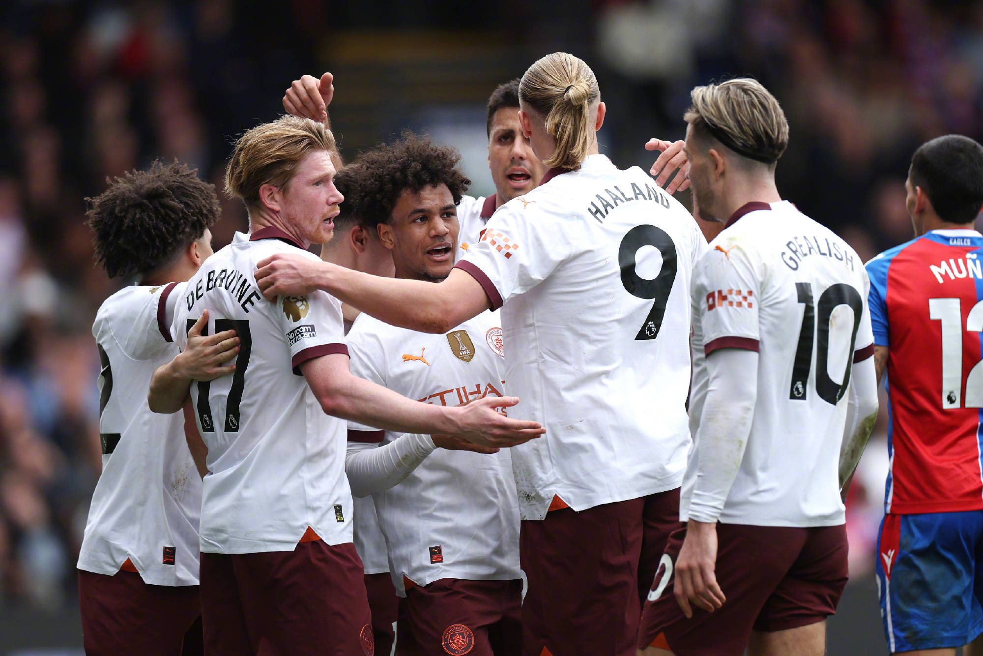 利物浦重回联赛榜首，紧追领头羊曼城的简单介绍