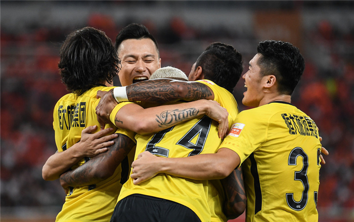 包含冠军争夺战，足坛强弱对比浮出水面的词条