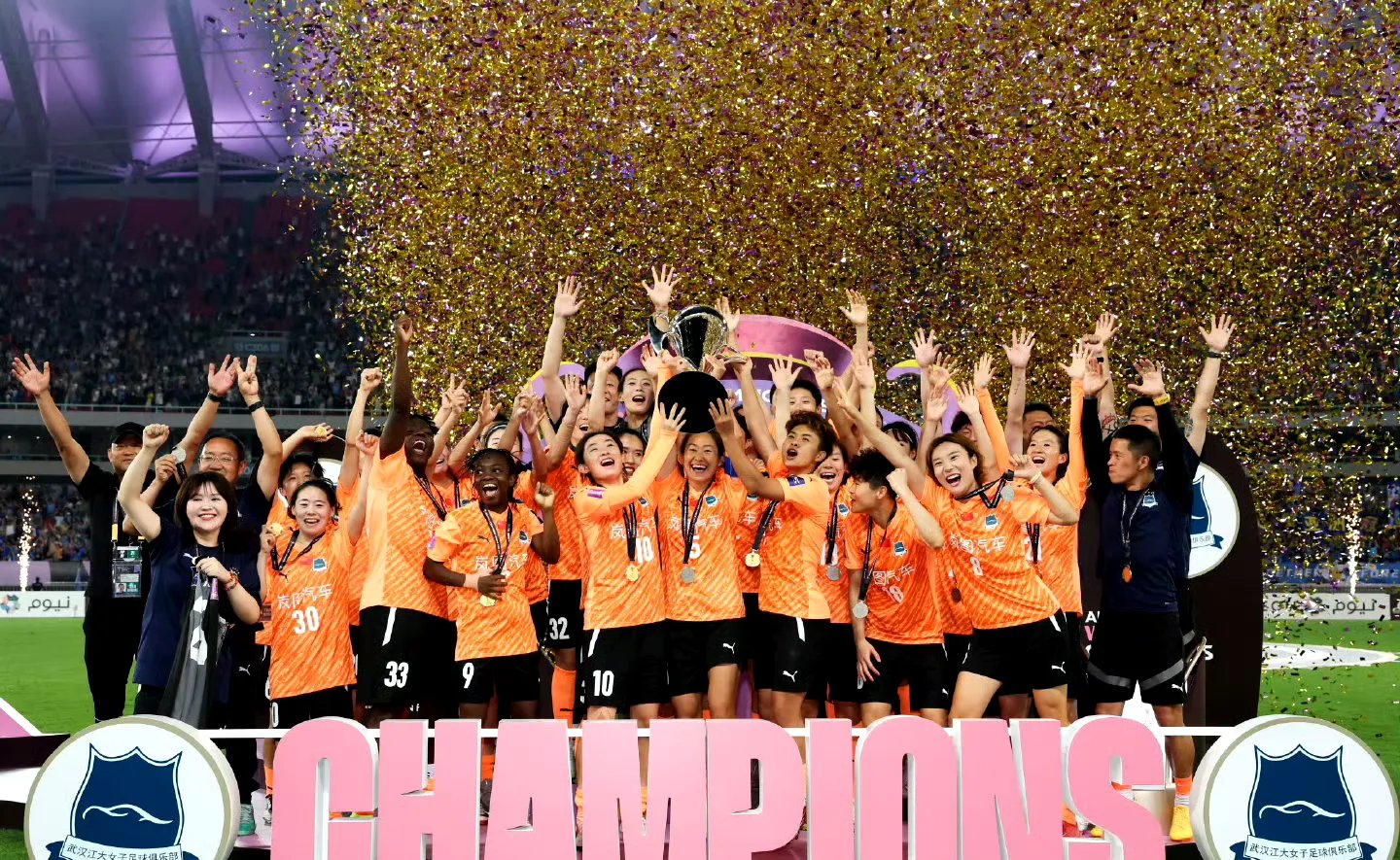 包含冠军争夺战，足坛强弱对比浮出水面的词条