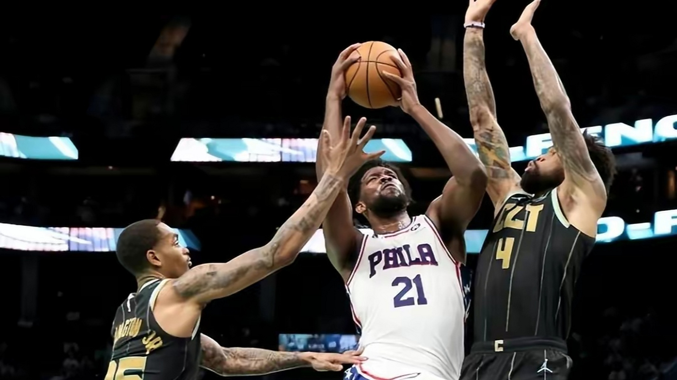 76人大胜黄蜂！恩比德关键时刻上演绝杀，球队获胜