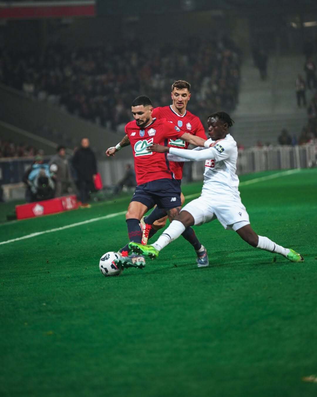 法甲赛场场面白热化，点球大战谁与争锋