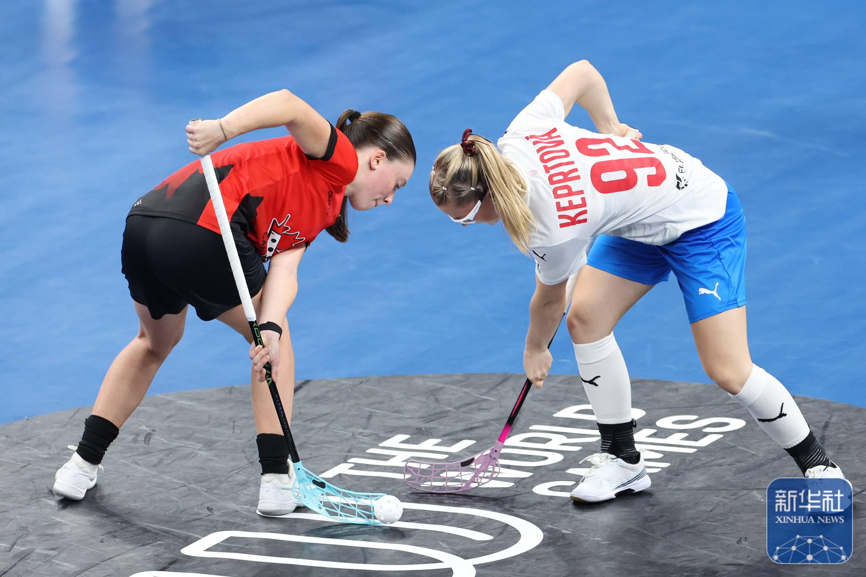 美国代表团在曲棍球赛中勇夺奖杯