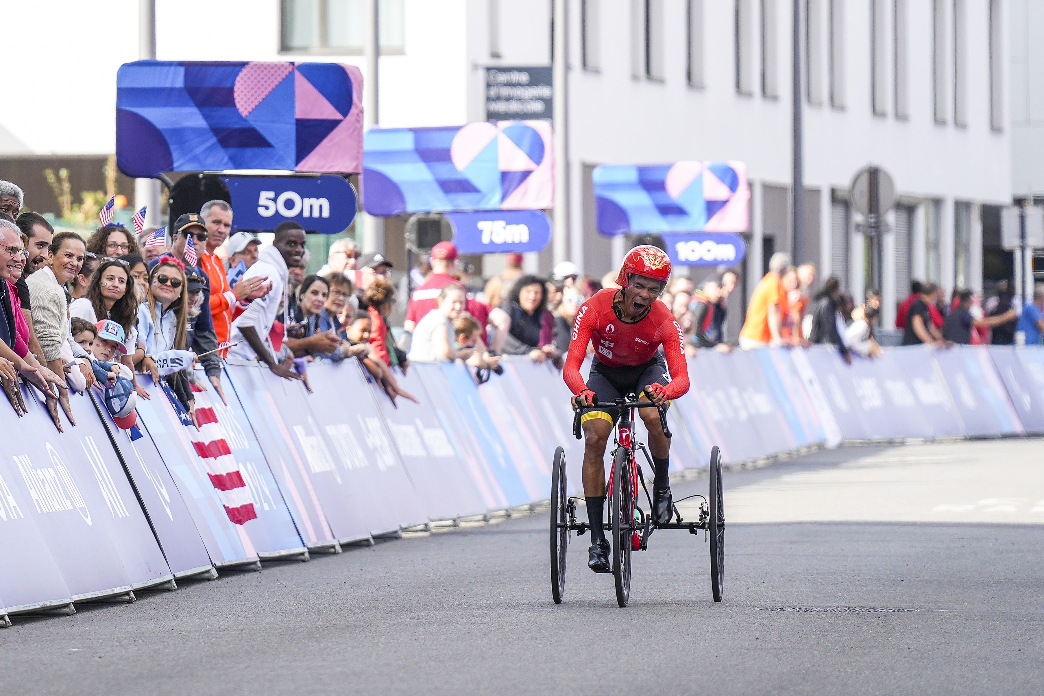 欧洲选手在自行车比赛中夺魁