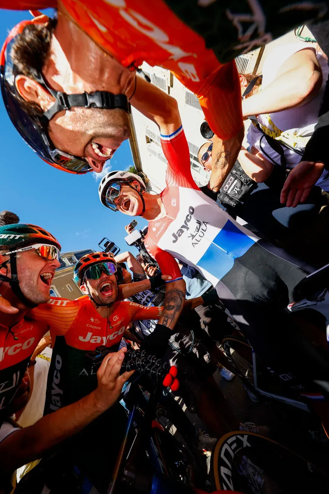 欧洲选手在自行车比赛中夺魁