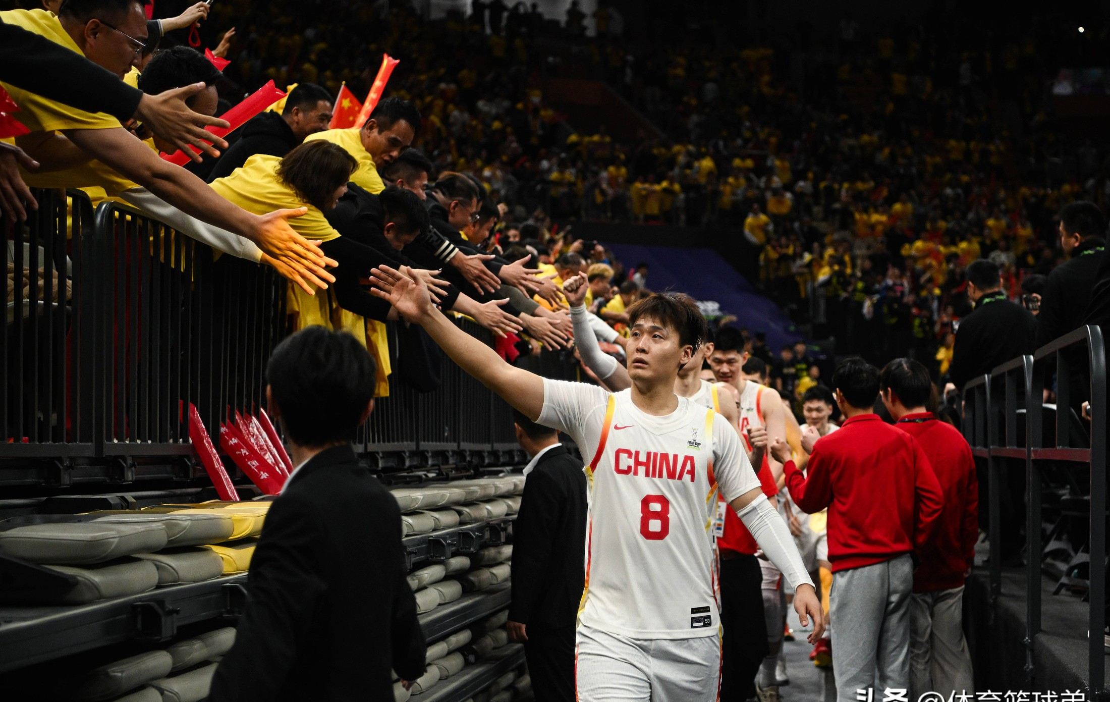 国内篮球联赛的紧张角逐赢得阵阵掌声的简单介绍